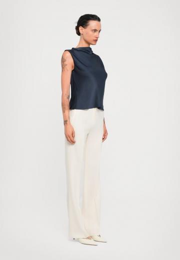 Блузка без рукавов