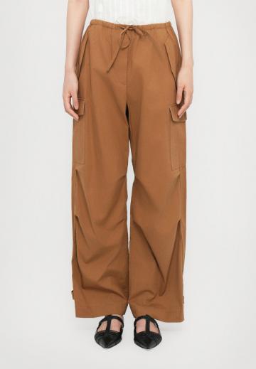 Брюки с накладными карманами