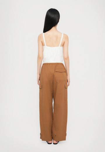 Брюки с накладными карманами