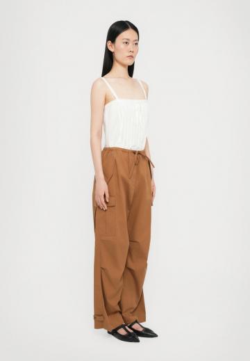 Брюки с накладными карманами