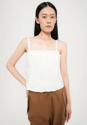 Брюки с накладными карманами