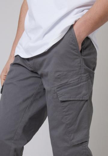 Брюки с накладными карманами