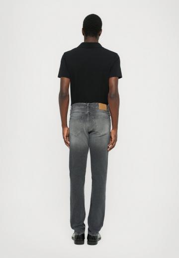 Узкие джинсы