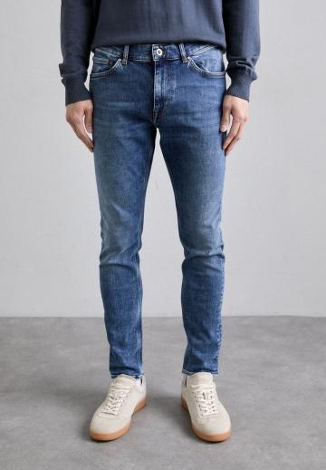 Узкие джинсы