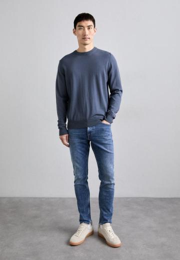 Узкие джинсы