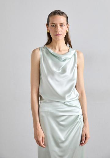 Блузка без рукавов