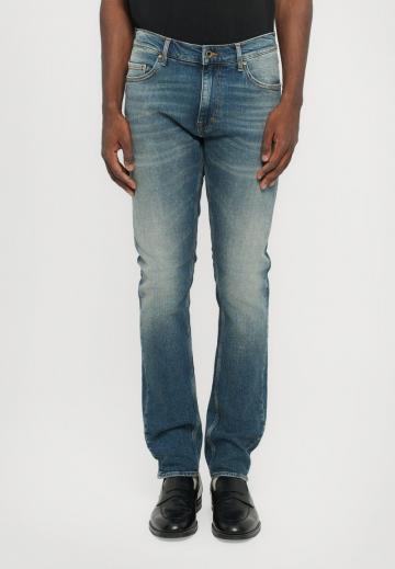 Узкие джинсы