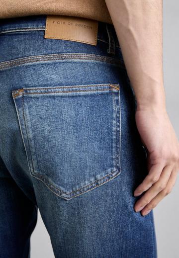 Узкие джинсы