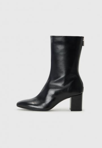 Высокие сапоги