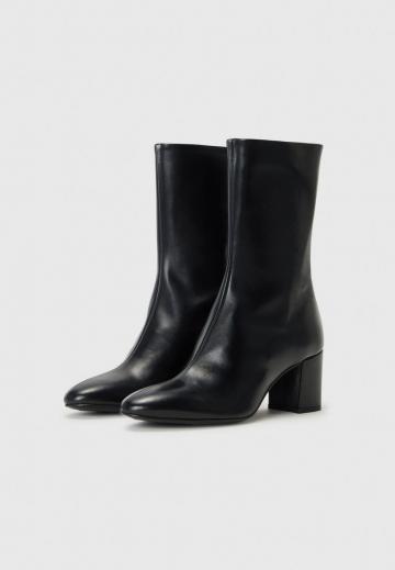 Высокие сапоги