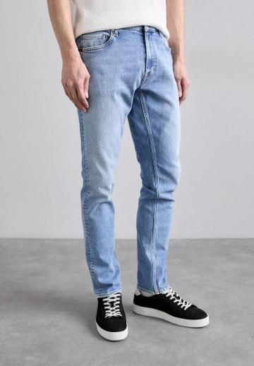 Узкие джинсы
