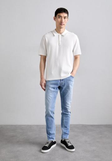 Узкие джинсы