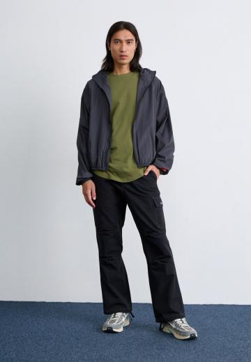 Брюки с накладными карманами