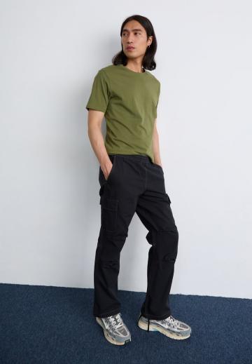 Брюки с накладными карманами