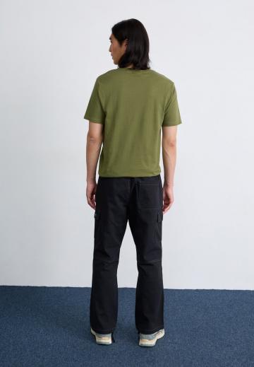 Брюки с накладными карманами