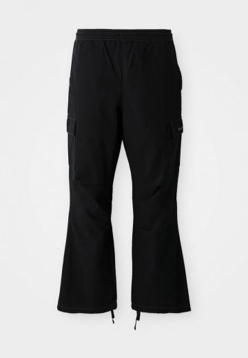 Брюки с накладными карманами