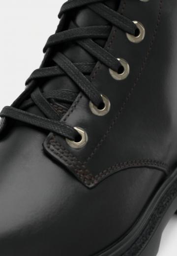 Ботинки на шнуровке