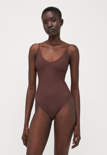 Слитный купальник