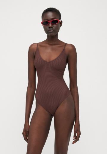 Слитный купальник