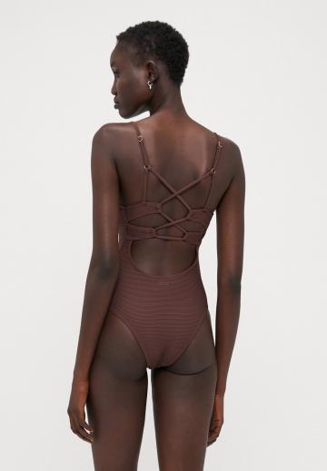 Слитный купальник