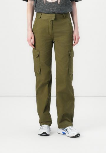 Брюки с накладными карманами