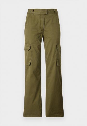 Брюки с накладными карманами