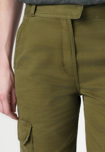 Брюки с накладными карманами