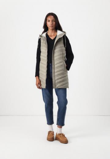 Длинный жилет