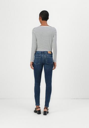 Узкие джинсы