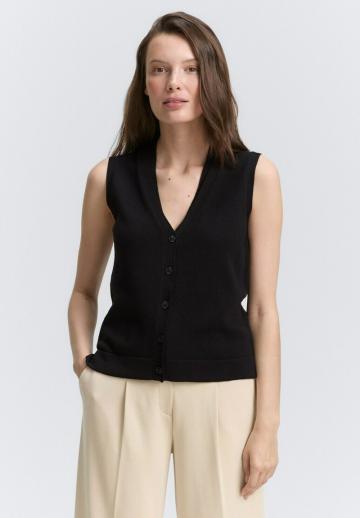 Вязаный жилет