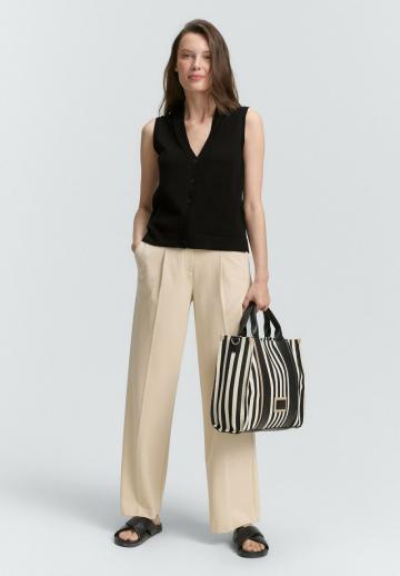 Вязаный жилет