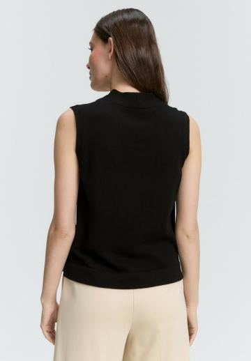 Вязаный жилет