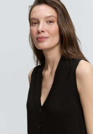 Вязаный жилет