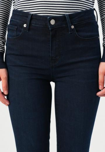 Узкие джинсы