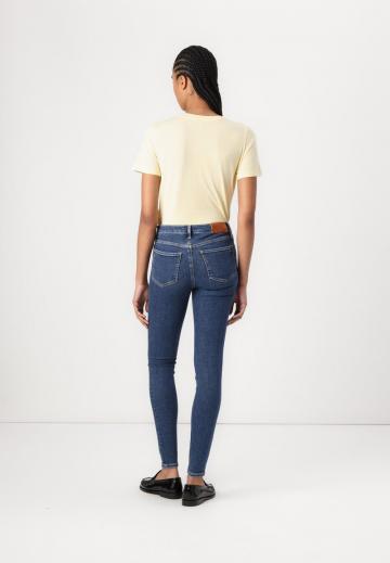 Узкие джинсы