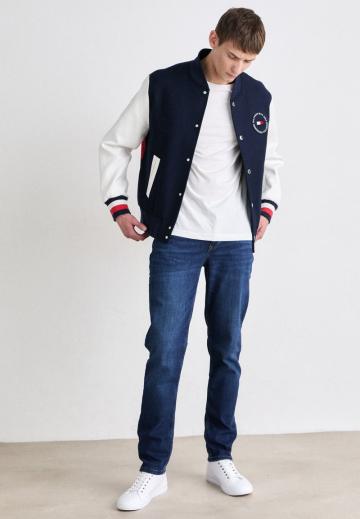 Прямые джинсы