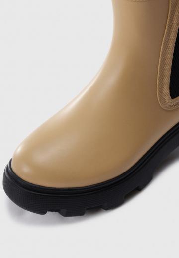 Резиновые сапоги