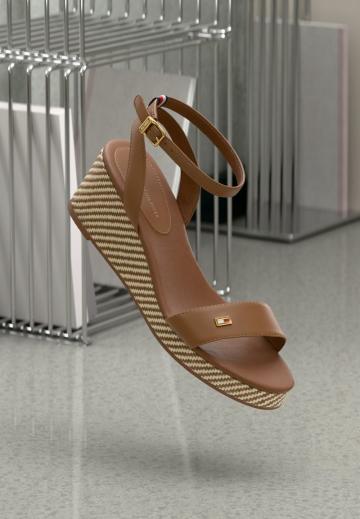 Босоножки на танкетке