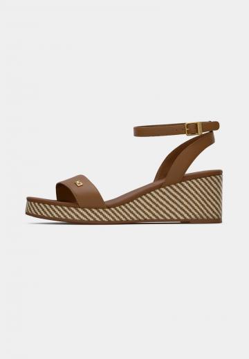 Босоножки на танкетке