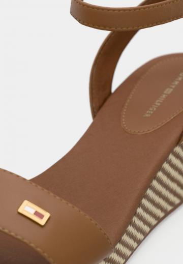 Босоножки на танкетке