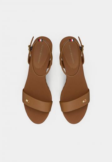 Босоножки на танкетке