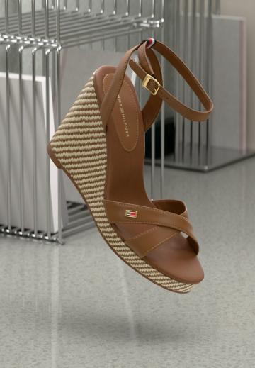 Босоножки на танкетке