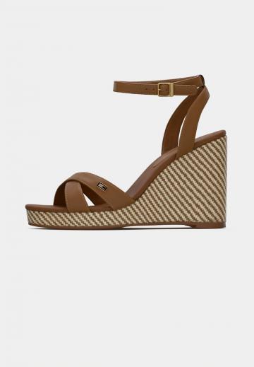 Босоножки на танкетке