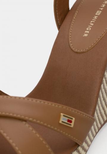 Босоножки на танкетке