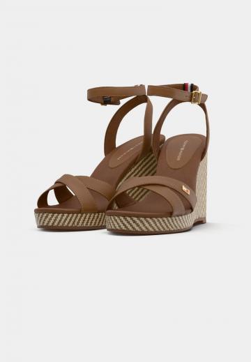 Босоножки на танкетке