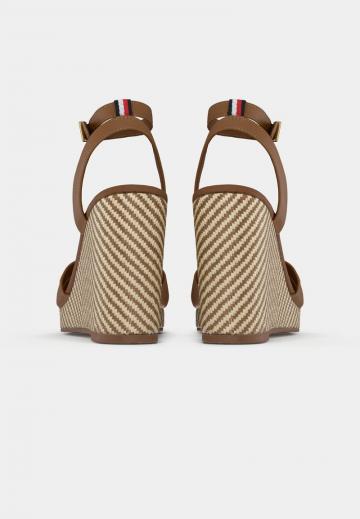 Босоножки на танкетке