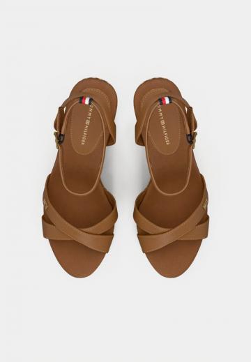 Босоножки на танкетке