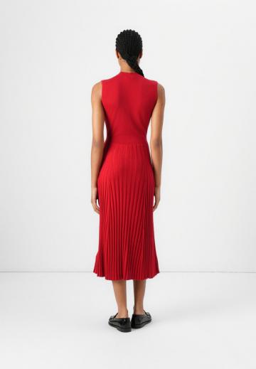 Вязаное платье