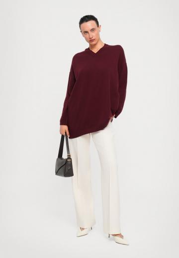 Пуловер с вырезом V