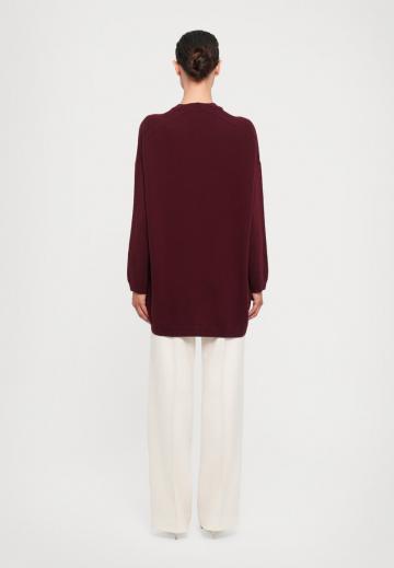 Пуловер с вырезом V